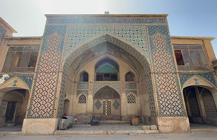 کاشی‌کاری‌های دیوار مسجد