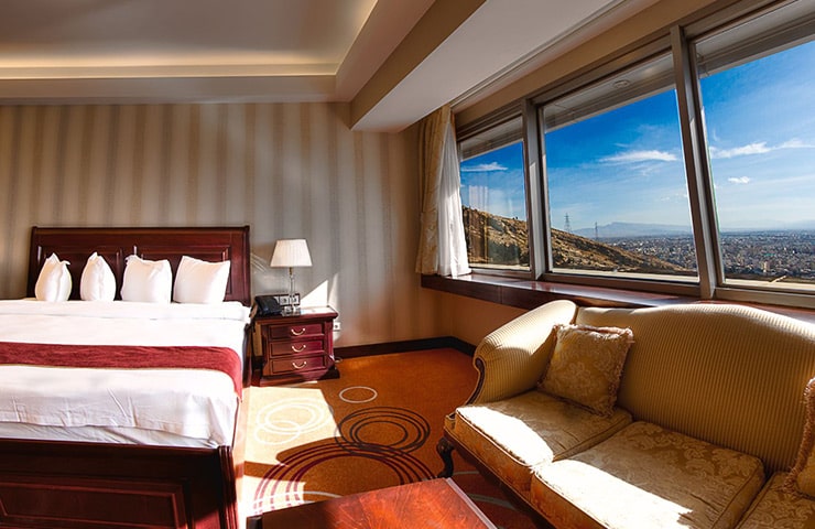 سوئیت دو تخته هتل 5 ستاره بزرگ شیراز  رو به شهر
