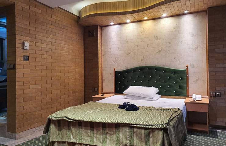  سوئیت دو تخته دبل هتل مرمر قزوین با روتختی سبز