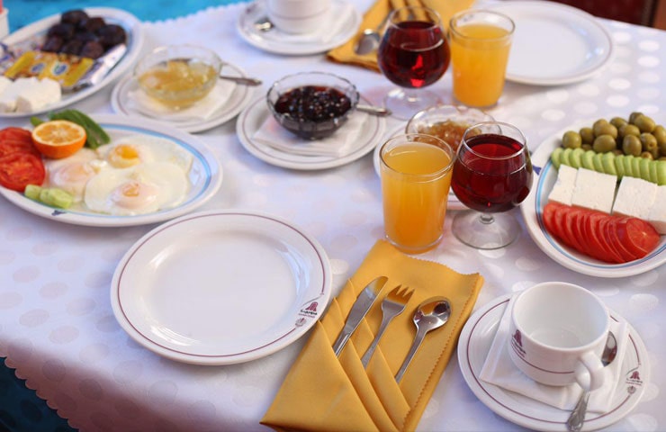 میز صبحانه هتل پارسیان آزادی رامسر 