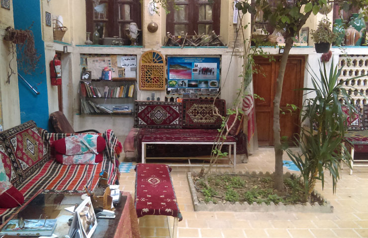 تخت سنتی در اقامتگاه گلشن شیراز