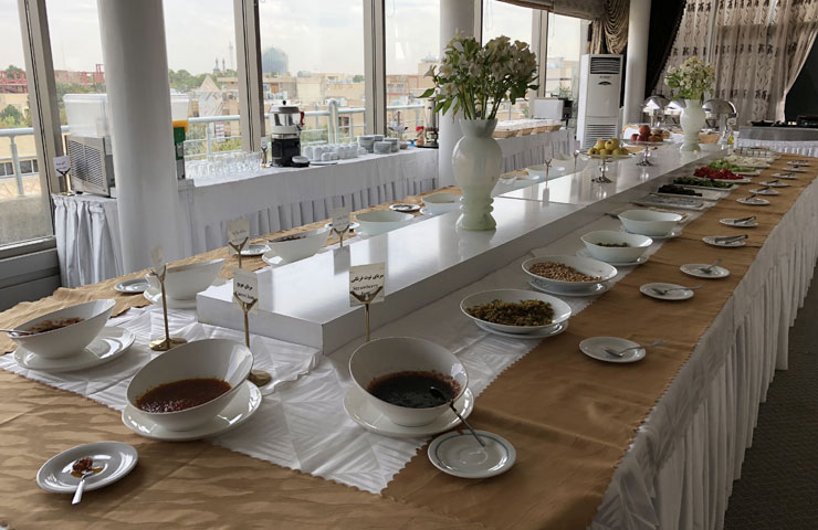 میز صبحانه سلف سرویس هتل سفیر اصفهان