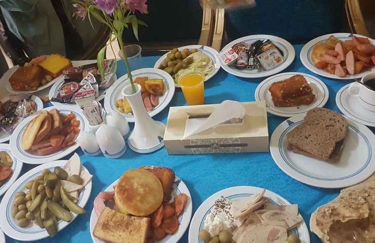 میز صبحانه هتل عالی قاپو اصفهان