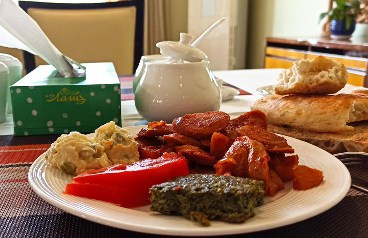 صبحانه میهمانان هتل قصر بوتانیک گرگان