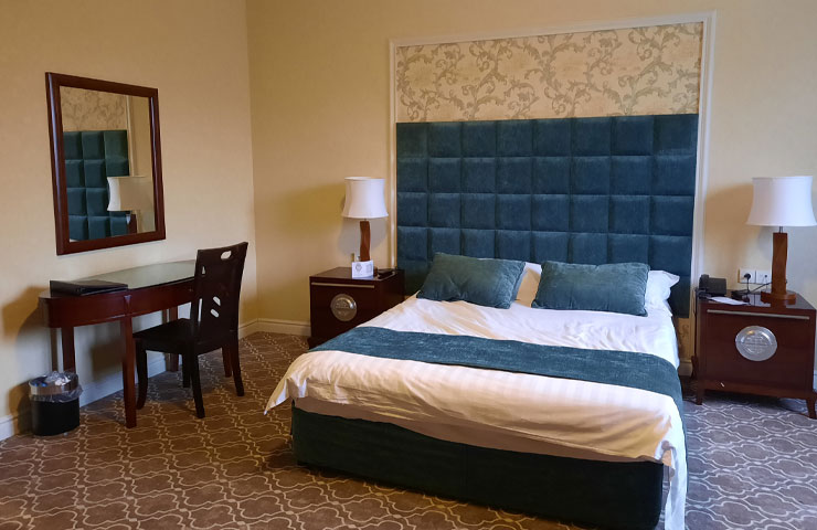 اتاق دو تخته دبل هتل شهریار تبریز با تم آبی 