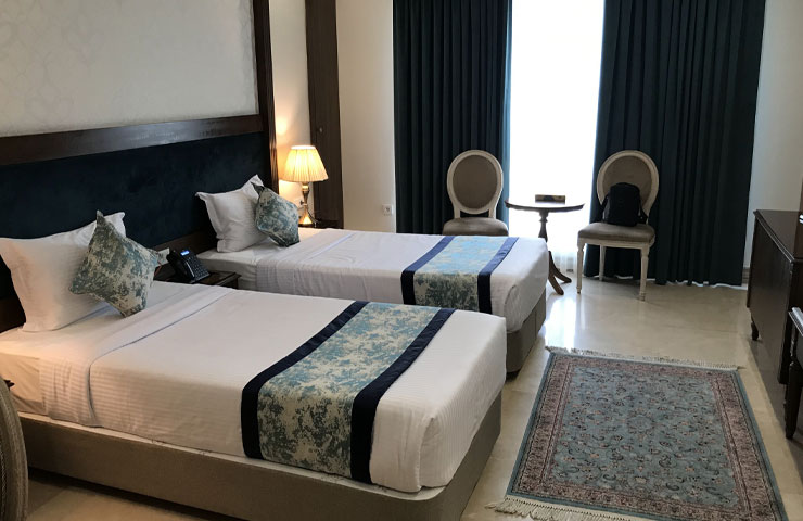اتاق دو تخته توئین هتل ویستریا تهران با تم آبی 