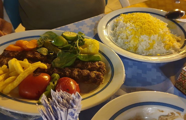 سرو غذا در رستوران روباز هتل عباسی اصفهان