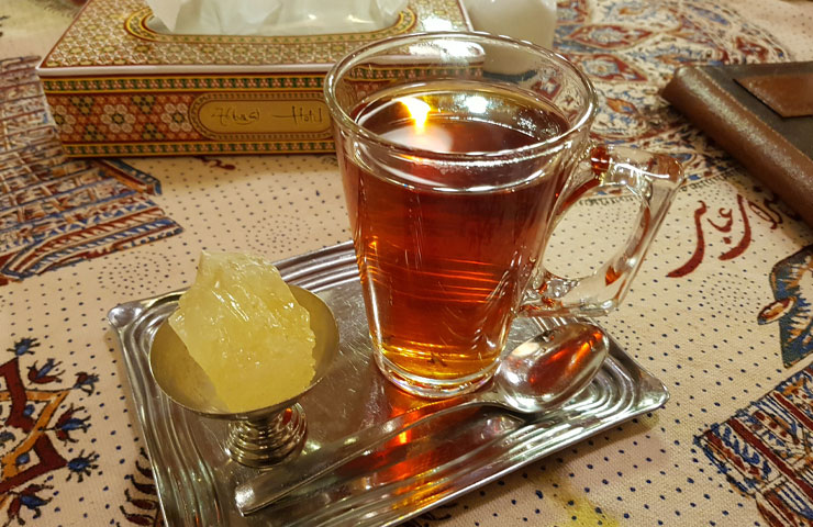 سرو چای در کافه روباز هتل عباسی اصفهان 