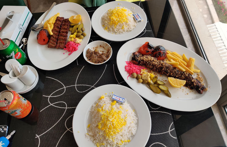 سرو غذای ایرانی در رستوران هتل ونوس پلاس چالوس
