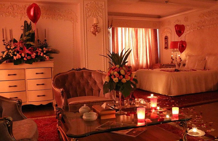 سوئیت هتل قصر طلایی مشهد با تزئین سالگرد ازدواج 