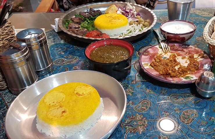 سرو غذای شمالی در رستوران پارسه هتل پارسیان خزر چالوس